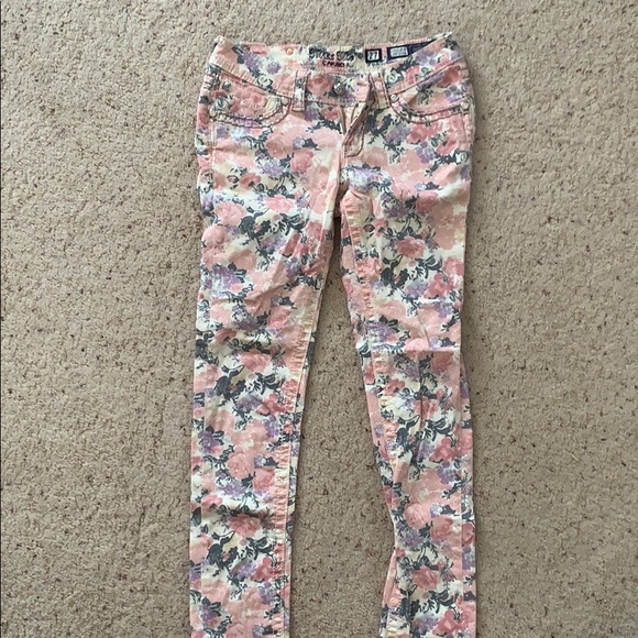 Pink floral Miss Me Jeans - Picture 4 of 10